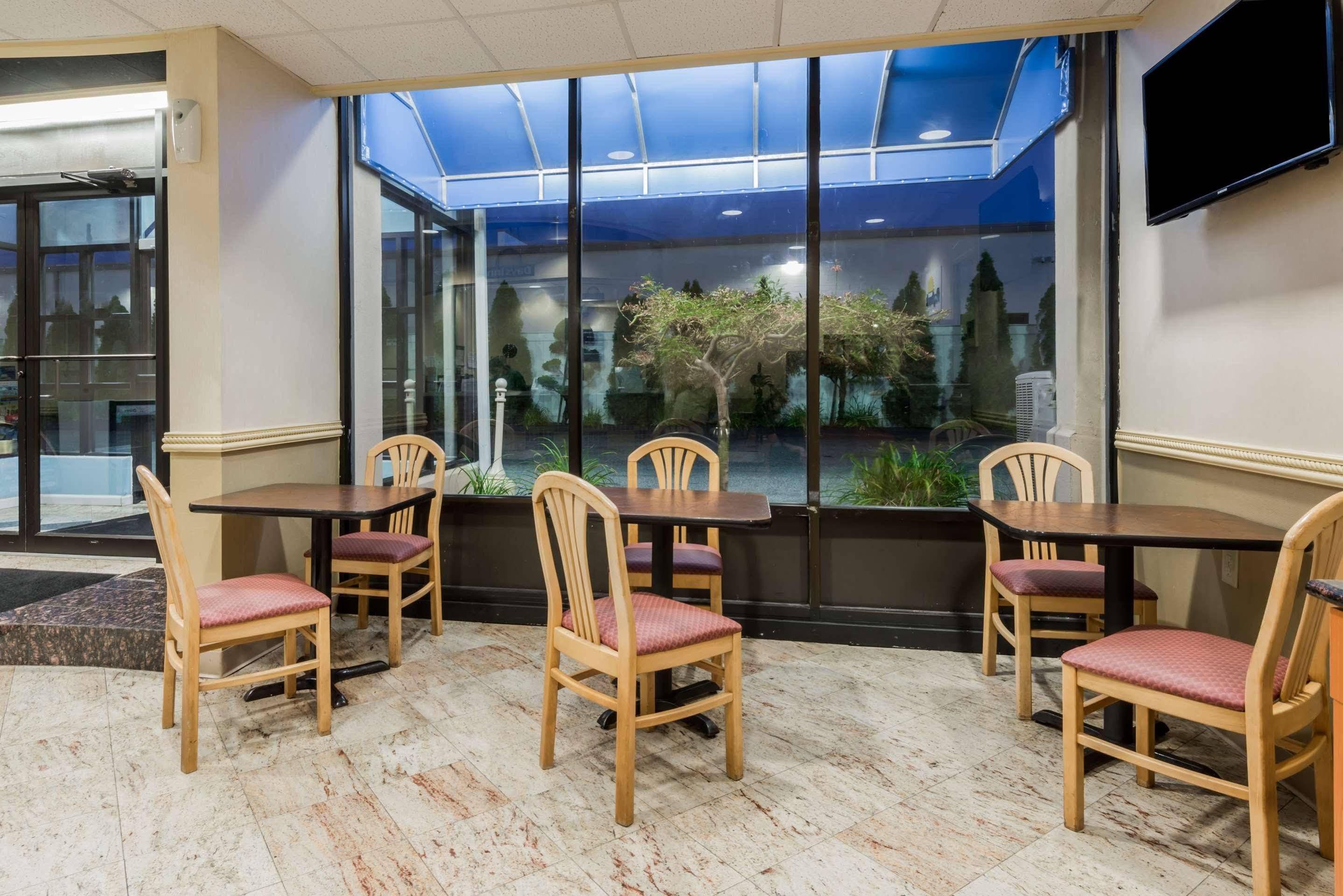 Days Inn By Wyndham Hartford/Closest Downtown Kültér fotó